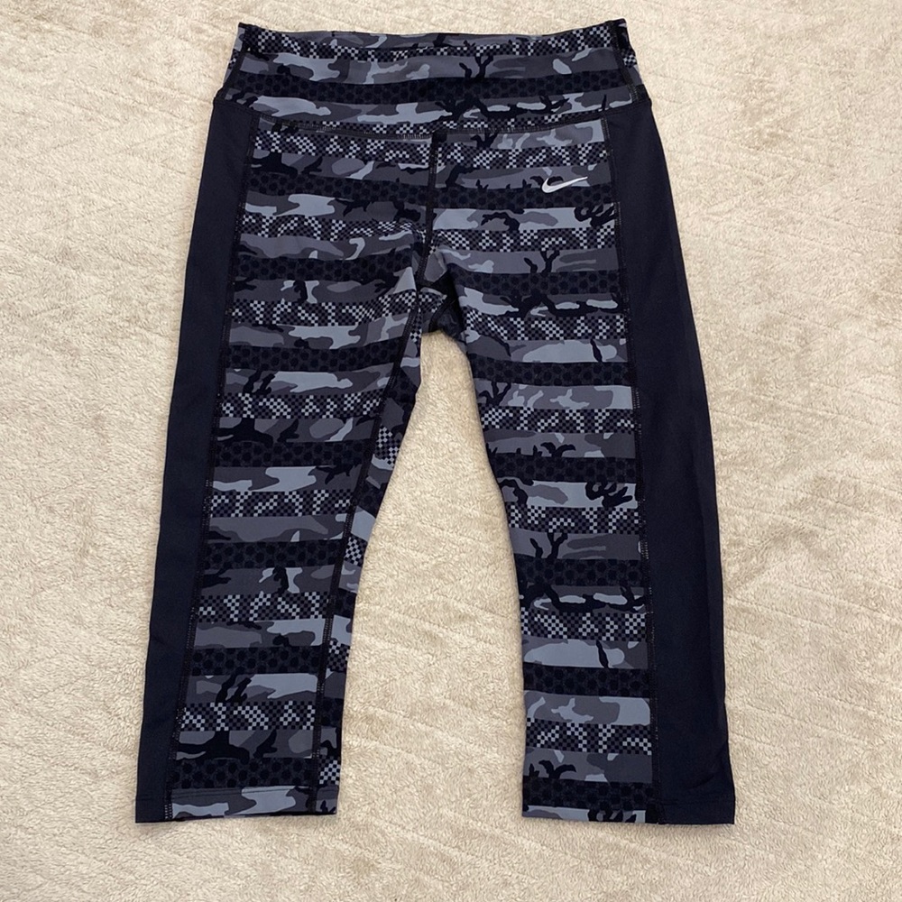Nike woman’s Capri leggings size M